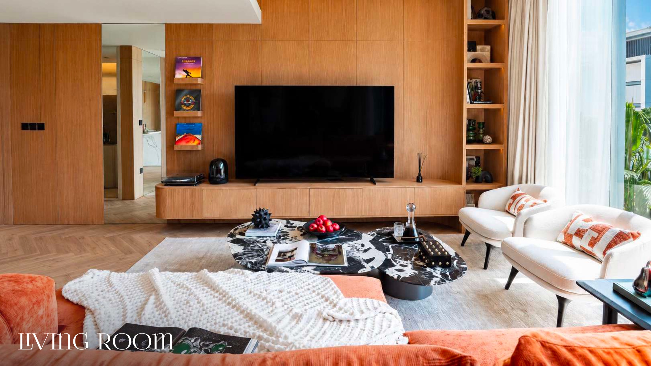 Wohnzimmer mit Einbaumöbeln